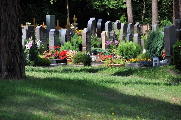 Gräber auf dem Waldfriedhof Bestenheid