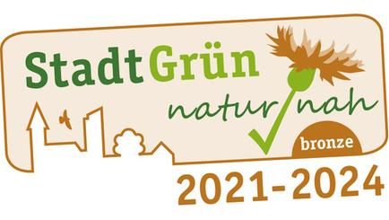 Die Abbildung zeigt das Emblem „StadtGrün naturnah – Labelstufe „Bronze“ der Organisation „Kommunen für biologische Vielfalt“