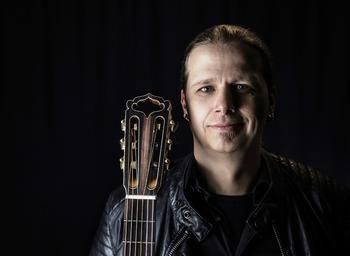 Sänger Stefan Eichner mit seiner Gitarre