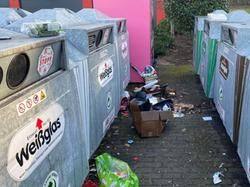 Müllablagerung vor Glascontainern im Stadtteil Bestenheid. Foto: Stadt Wertheim