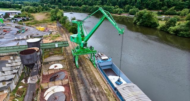 Luftbild auf die Hafenanlage mit einen Krank und einem beladenen Sch