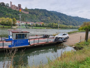 Auto fährt auf die Fähre