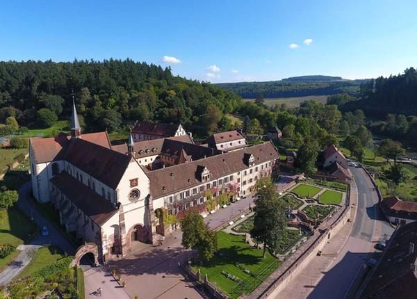 Ein Luftbild der ehemaligen Zisterzienserabtei Kloster Bronnbach