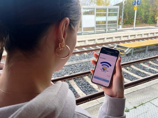 EIne Jugendliche hält ihr Handy in der Hand. Darauf zu sehen ist die Anmeldeseite zum Free-Wifi am Wertheimer Bahnhof, dem sogenannten City WLAN.