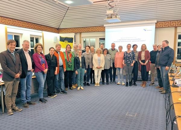 Die Teilnehmerinnen und Teilnehmer des von der Stadtverwaltung initiierten Kulturnetzwerks beim Auftakttreffen im Sitzungssaal des Wertheimer Rathauses