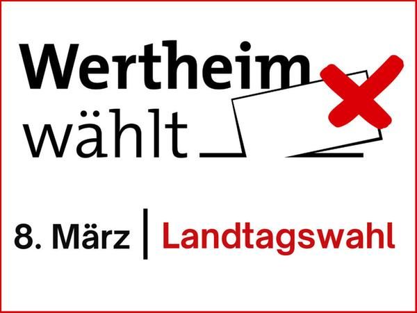 Stimmzettelumschlag mit der Aufschrift Kommunalwahlen wird in Wahlurne eingeworfen
