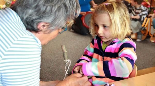 Leiterin der Grundschulförderklasse mit Schülerin