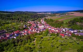 Luftaufnahme der Ortschaft Kembach
