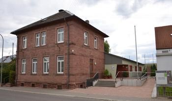 Die Mehrzweckhalle im Stadtteil Vockenrot ist in einem roten Sandsteingebäude untergebracht. 