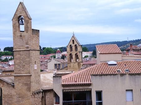 Gebäude in der Stadt Salon-de-Provence, Frankreich. Im Vordergrund ist der Uhrtum aus dem 17. Jahrhundert zu sehen.