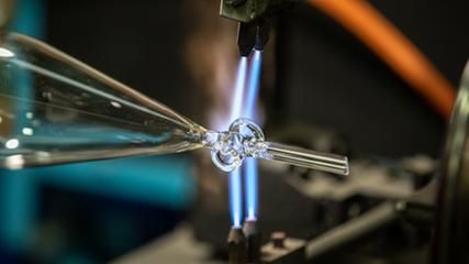 Laborglas wird mit einem Brenner bearbeitet