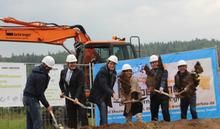 Mehrere Personen beim Spatenstich für ein neues Bauprojekt
