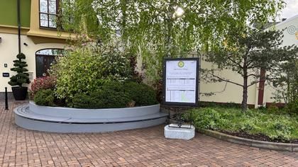 Bushaltestelle vor dem Haupteingang des Wertheim Village