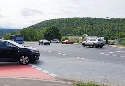 Autos und ein Bus an einer vielbefahrenen Kreuzung in der Wertheimer Hafenstraße.