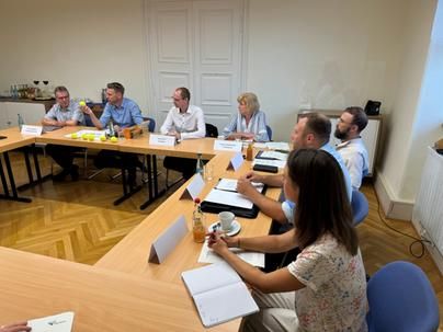 OB Herrera Torrez, Fachbereichsleiter Helmut Wießner und die Fraktionsvorsitzenden des Gemeinderats sitzen an einer Tischtafel im Besprechungszimmer und  informierten bei einem Pressegespräch über die Beschlüsse zum Kauf des Areals der Rotkreuzklinik. 