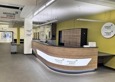 Eingangsbereich des Krankenhauses mit Empfangstheke von Mediclin