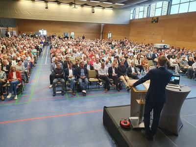 Blick in voll besetzte Stuhlreihen