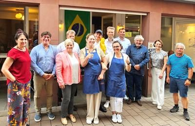 Eine Gruppe von Menschen vor dem neu eröffneten Lokal.