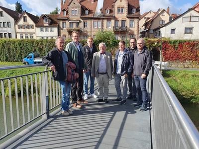 Personengruppe auf der Fußgängerbrücke über die Tauber