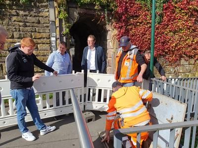 Personengruppe am Einstieg in einen Brückenschacht