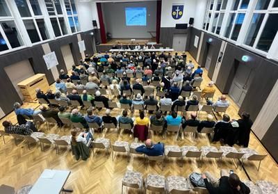 Blick in die Sitzreihen einer Turnhalle