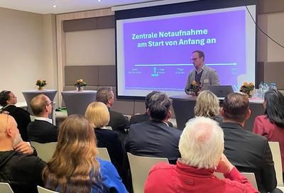 Referent vor Leinwand