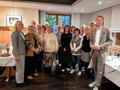 Personengruppe stehend