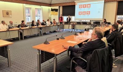 Mitglieder des Arbeitskreises in der Tischrunde des Sitzungssaals