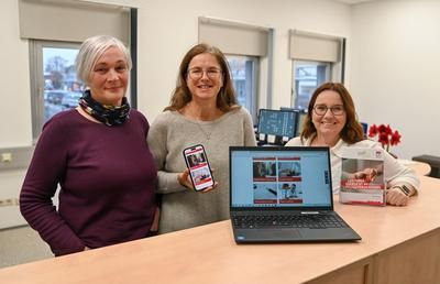 Drei Mitarbeiterinnen des Pflegestützpunkts zeigen die neue Internetseite