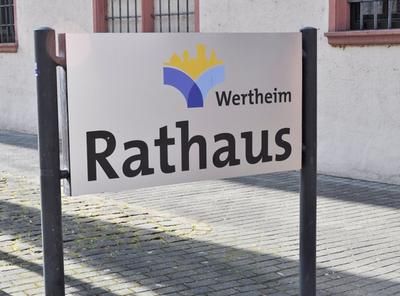 Schild vor dem Rathaus Wertheim