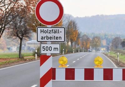 Straßensperrung mit dem Hinweis auf Holzfällarbeiten