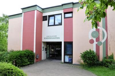 Blick auf den Eingang des Kindergartens Wartberg