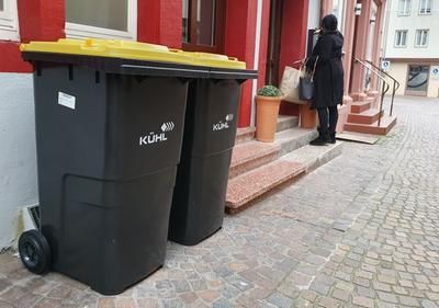 Zwei gelbe Tonnen in der Wertheimer Altstadt