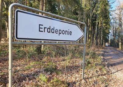 Schild mit der Aufschrift Erddeponie