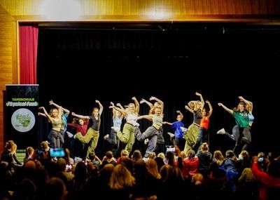 Junge Leute tanzen auf einer Bühne