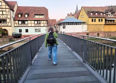 Frau läuft auf Fußgängerbrücke