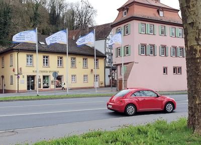 Vier Fahnen am Eingang zur Wertheimer Altstadt