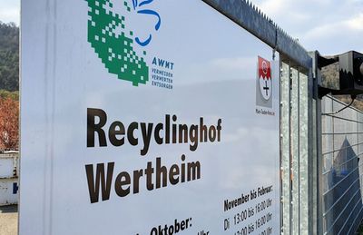 Schild am Eingang zum Recyclinghof