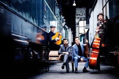 Vier Musiker mit ihren Instrumenten