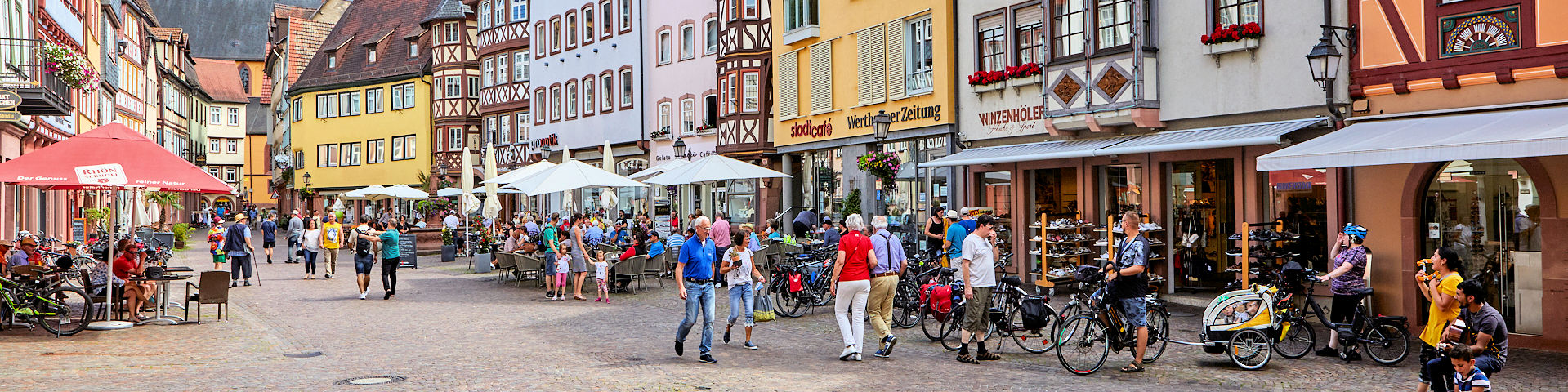 Der Wertheimer Marktplatz in Blickrichtung Stiftskirche.