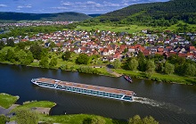 Luftbild der Ortschaft Mondfeld