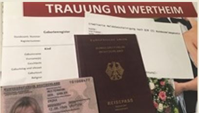 Verschiedene Unterlage, darunter Früherschein und Reisepass