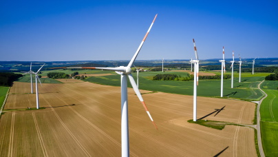 Windkraftanlagen in sommerlicher Kulisse im Windpark Höhefeld