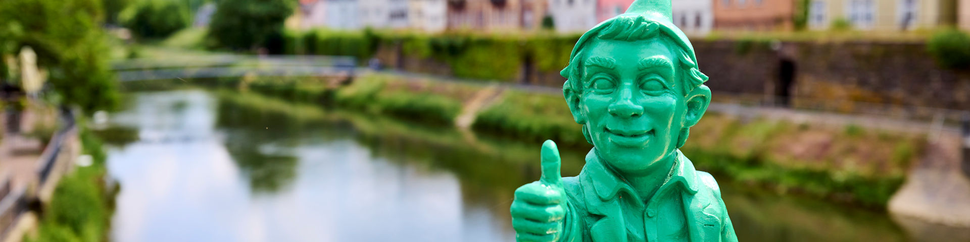 Ein grüner Wertheim-Optimist. Im Hintergrund ist die Tauber zu sehen.