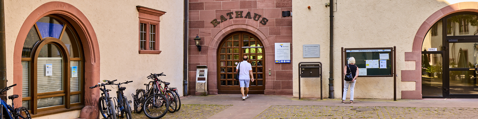 Blick auf den Eingang zum Wertheimer Rathaus.
