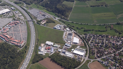 Luftbild Gewerbegebiet westlich der Autobahn