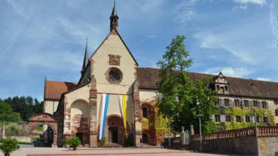 Fassade des Kloster Bronnbachs mit Eingang in die Klosterkriche