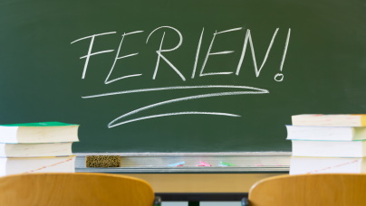 Ferien! grüner Tafel mit dem Schriftzug Ferien