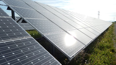 Am Ernsthof in Wertheim-Dörlesberg befindet sich die größte Freiflächen-Photovoltaikanlage im Main-Tauber-Kreis Auf dem Bild sind einige Photovoltaik-Module der Photovoltaikanlage am Ernsthof in Wertheim-Dörlesberg zu sehen