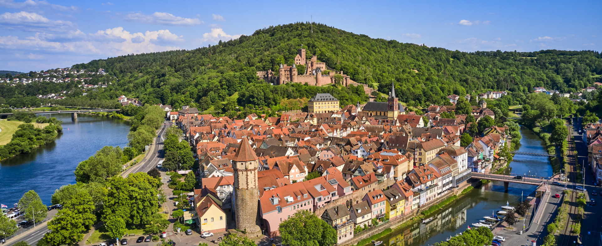 Luftaufnahme der Stadt Wertheim mit dem Zusammenfluss von Tauber und Main. Auf dem Berg thront die Wertheimer Burg.
